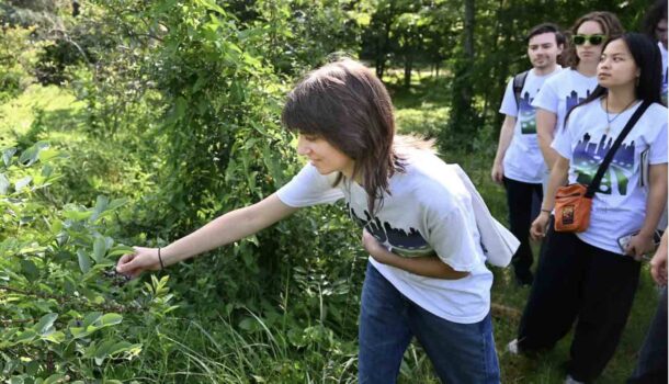 Undergraduate researchers in the SERGUS REU visit Crabtree Farms.